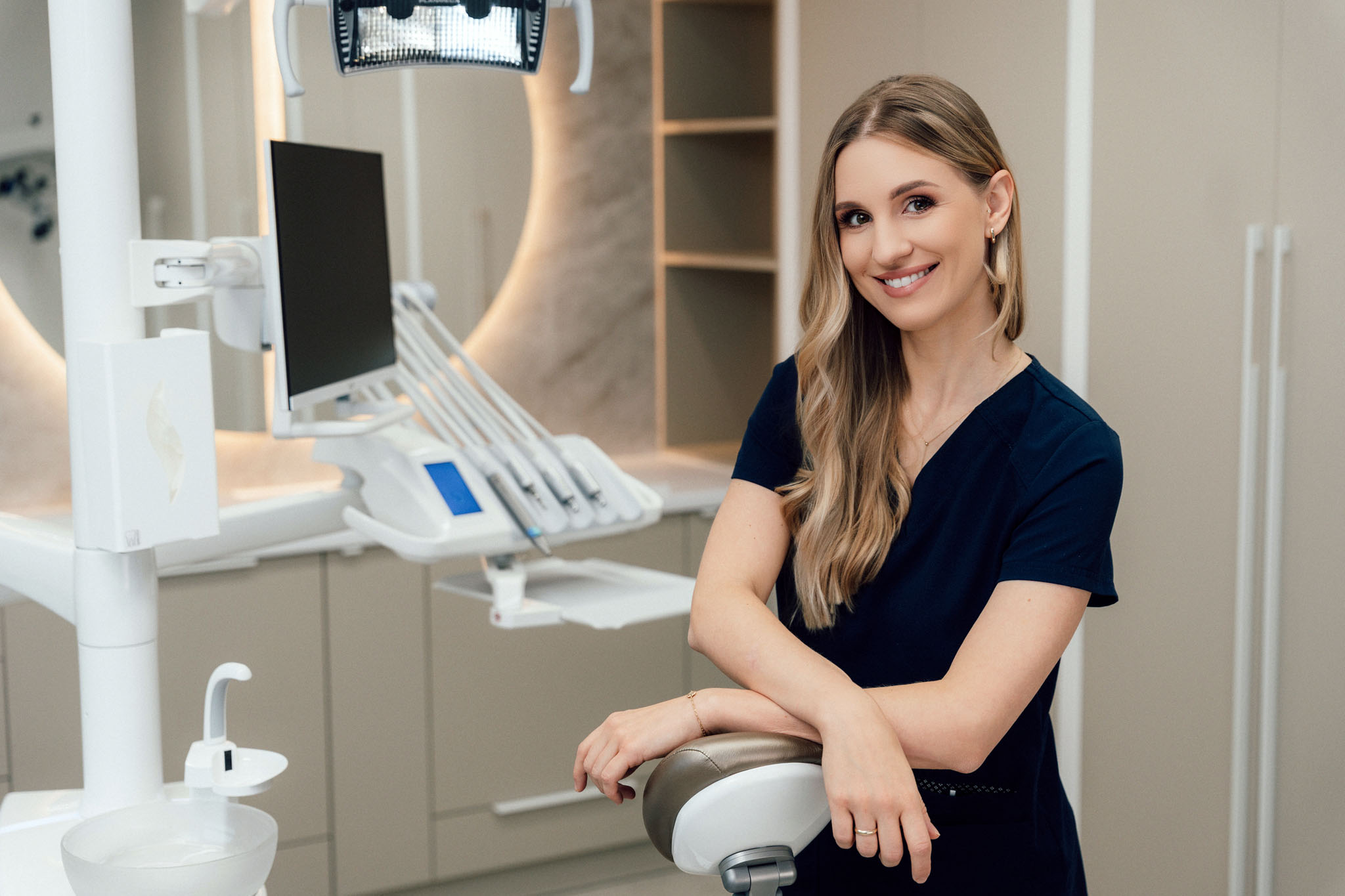 Profesjonalna fotografia stomatologiczna: zdjęcia lekarzy przy pracy, portrety studyjne i wizerunek całego zespołu. Zobacz realizację dla kliniki MED-ORAL.